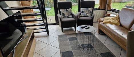 TV connectée, table de tennis de table, chaßne hi-fi