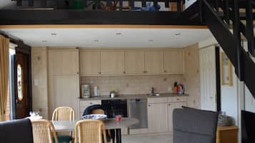 Een koelkast, een magnetron, een oven, een kookplaat