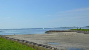 Una spiaggia nelle vicinanze