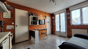 1 bedroom, desk, iron/ironing board, free WiFi - T2 29m² (ground floor), close to shops and 10 Km from the sea (Lanester)