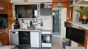 Een koelkast, een microgolfoven, een oven, een kookplaat