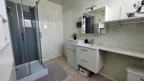 Dusche, Haartrockner, Handtücher, Seife