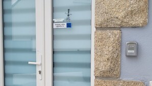 Une porte dotée de panneaux en verre dépoli et d’un panneau indiquant un espace réservé aux fumeurs.