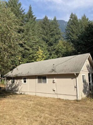 Exterior - Cozy 2 bd house nestled on a mountain side close to WP Ski Resort and MT Rainier (Randle)