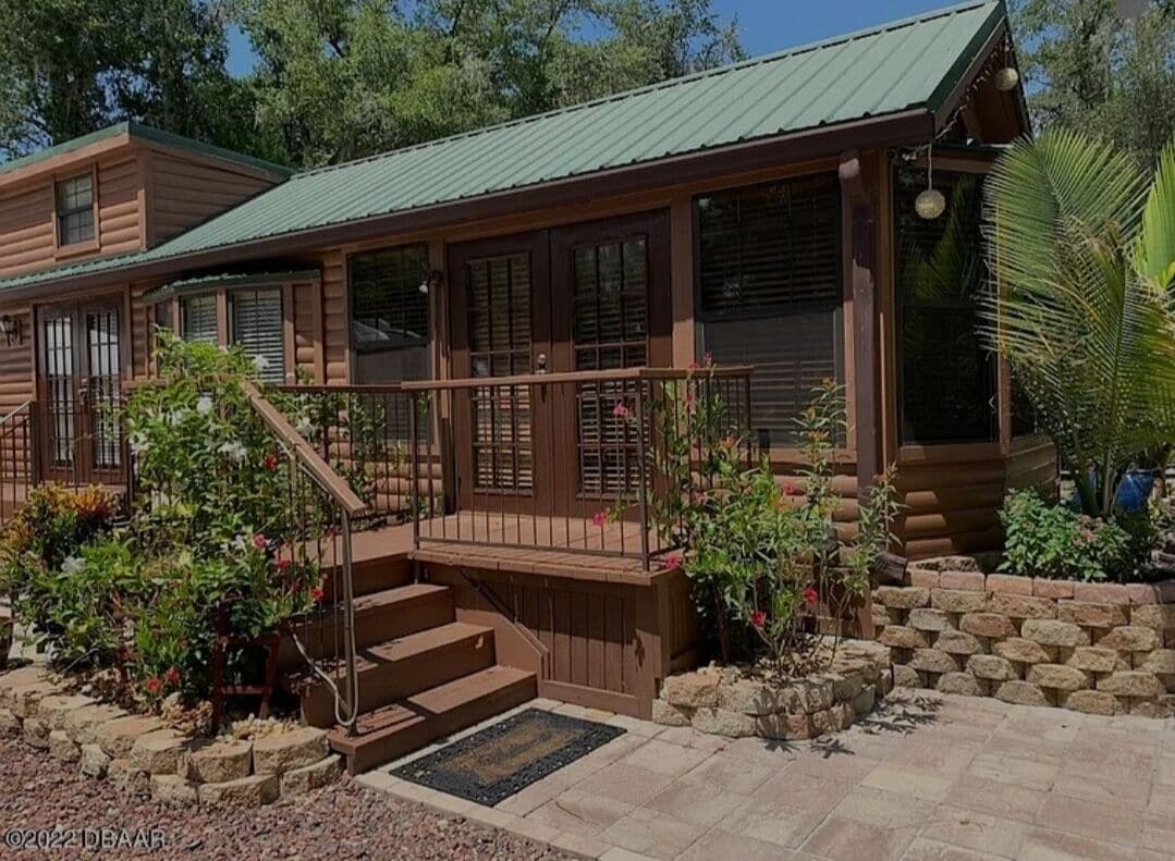 Lake Kerr Cabin in Salt Springs W/ golf cart and water sports equipment.