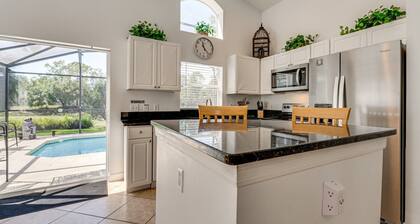 Beautiful 3-bedroom house, with private pool, facing golf course