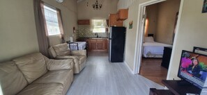 1 bedroom, iron/ironing board, free WiFi, bed sheets - Beautiful Air Conditioned Cottage (Maxwell)