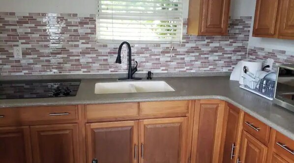 Fridge, microwave, stovetop, coffee/tea maker - Beautiful Air Conditioned Cottage (Maxwell)