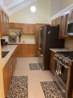 Een koelkast, een magnetron, een oven, een kookplaat