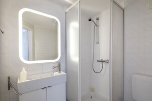 Ducha, secador de pelo, toallas