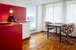 Standard-Apartment | Essbereich im Zimmer