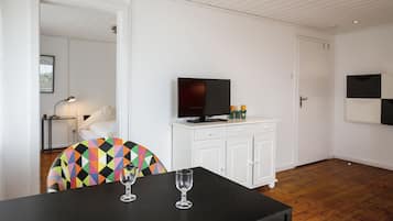 Departamento estándar | Área de sala de estar | Televisión de pantalla plana de 20 pulgadas con canales vía satélite