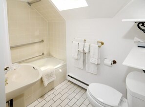 Deep-soaking bathtub, hair dryer, towels