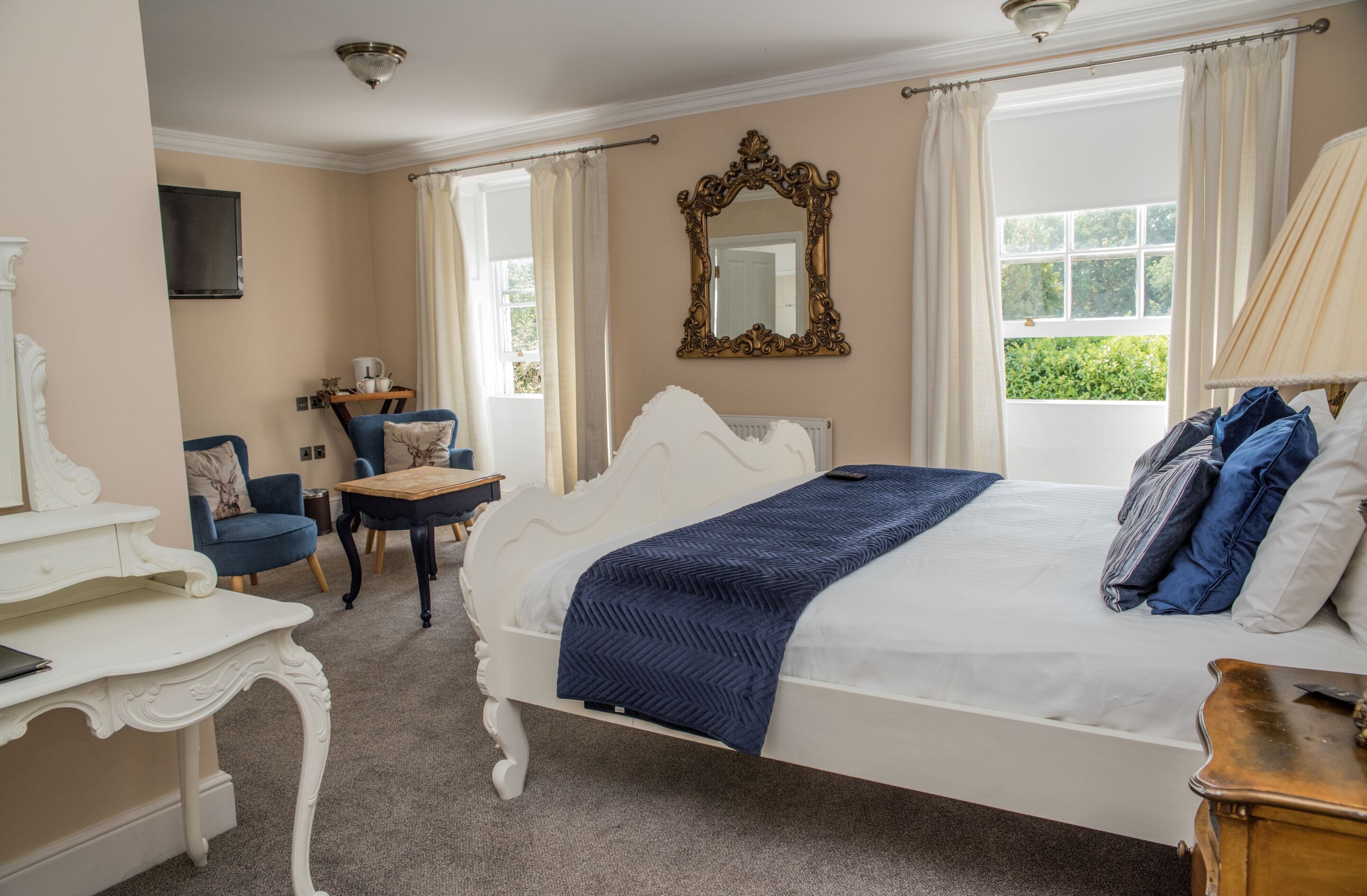 Quarto casal superior, suíte (First Floor ) | Individualmente decorados, individualmente mobiliados, cortinas blackout