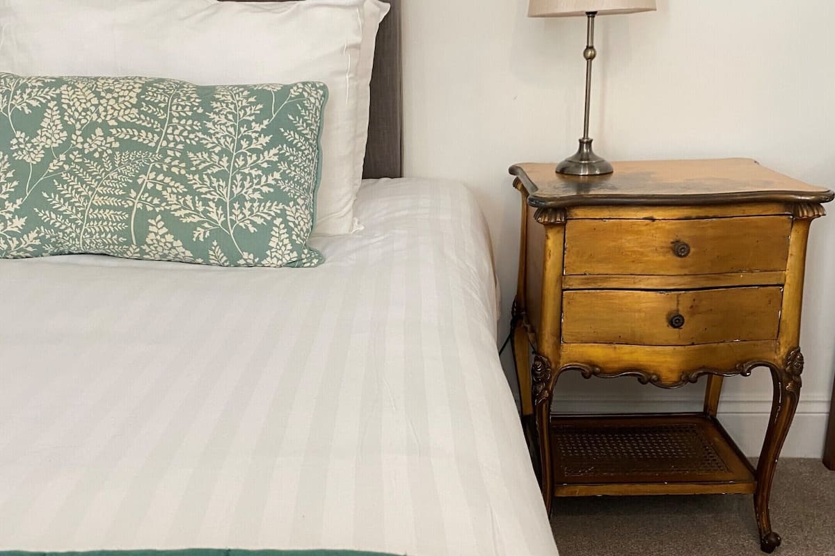 Decoración personalizada, muebles diferentes y cortinas blackout