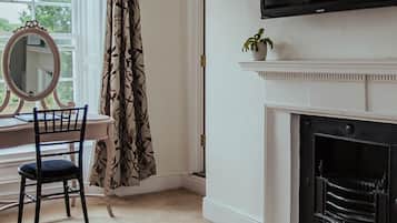 Double Room, Ensuite, Garden View (First floor A) | Individually decorated, individually furnished, blackout curtains