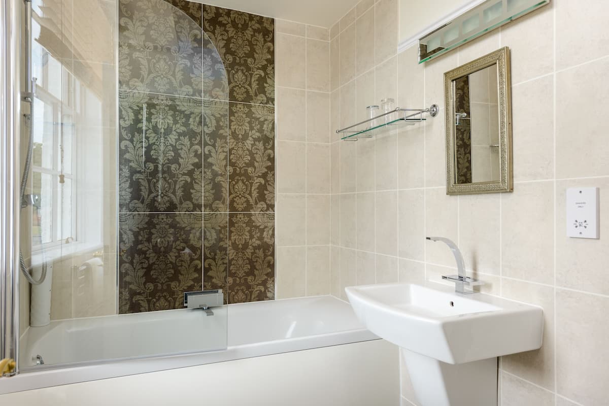 Ein Badezimmer mit Badewanne, Waschbecken und Dusche.