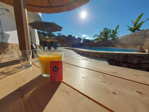 Villa moderne avec vue imprenable et piscine.