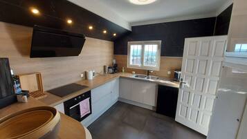 Een koelkast, een microgolfoven, een oven, een kookplaat