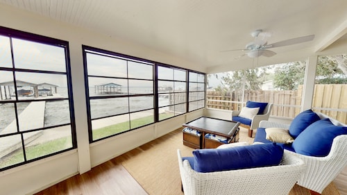 Relaxing Renovated Cottage on  Lake June in Winter with Dock!