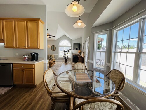 New! Charming Townhome 3 Minutes to Campbell