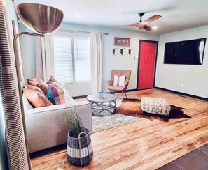 TV - 30+ Day Stay by Stockyards & Hospital-Pets Welcome (Fort Worth)