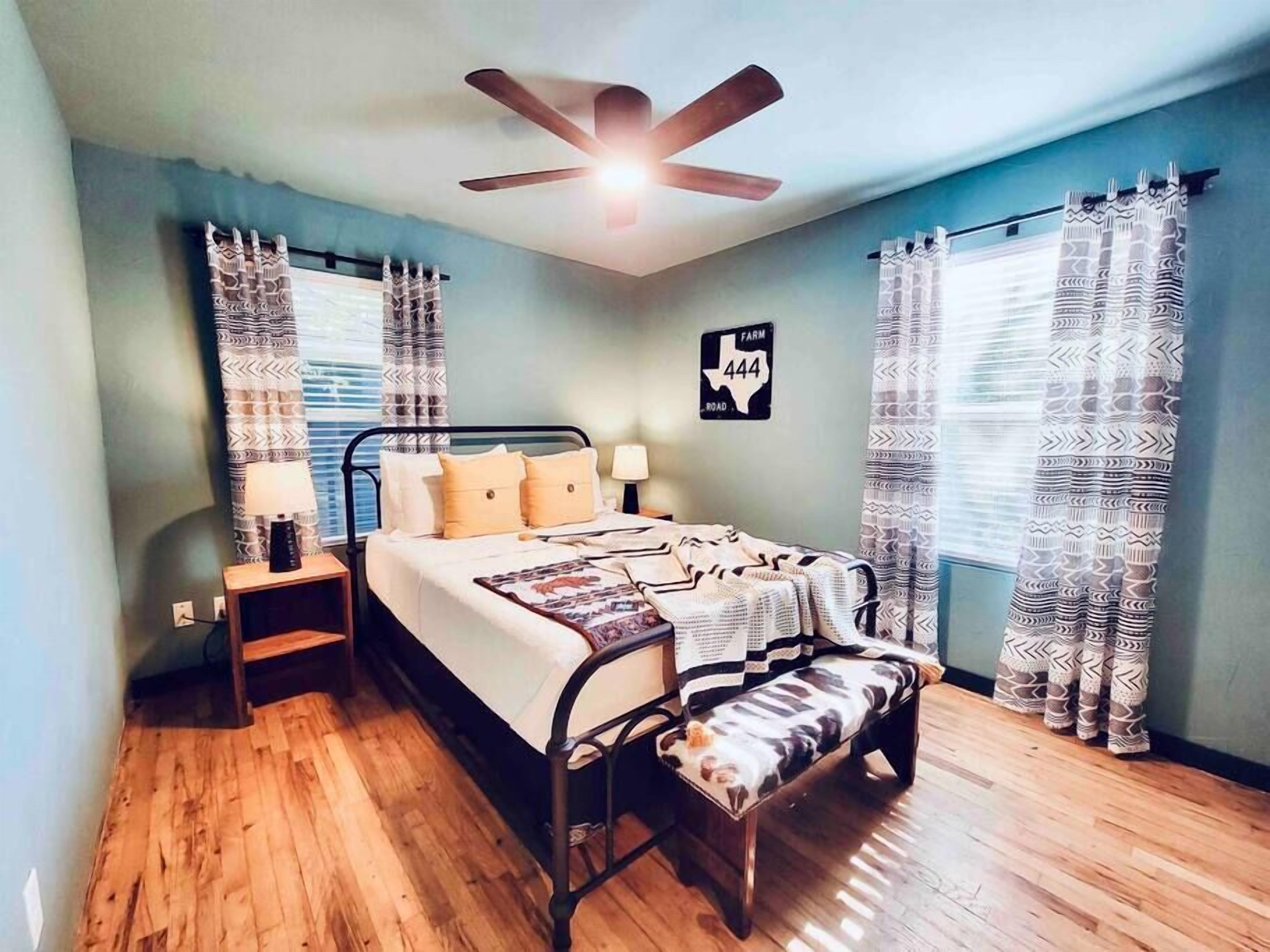 2 habitaciones, cortinas blackout, tabla de planchar con plancha y wifi 