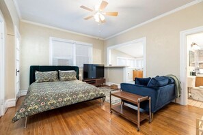 1 habitación, tabla de planchar con plancha, wifi gratis y ropa de cama