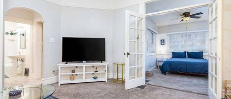 1 habitación, escritorio, tabla de planchar con plancha y wifi gratis