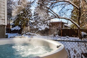 Outdoor spa tub - Wasatch Cottage-HotTub, PoolTable, Skier`s Dream! (Cottonwood Heights)
