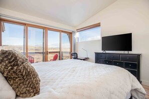 Una scrivania, culla da viaggio, Wi-Fi gratuito, lenzuola