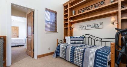 New! Mountain Retreat-Hot Tub, Views, Near Shops!