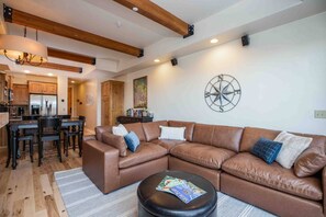 Smart TV, fireplace - New! Mountain Retreat-Hot Tub, Views, Near Shops! (Park City)