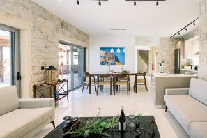 Un vaste espace de vie comprenant une table à manger, des chaises et un canapé.
