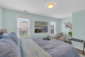 2 soverom, skrivebord, strykejern/-brett og reiseseng for barn