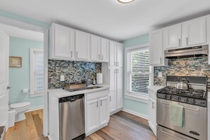 Fridge, microwave, oven, stovetop - Enjoy local summer, 5 min to asbury park, firepit, patio, grill, remote work (Ocean Grove)