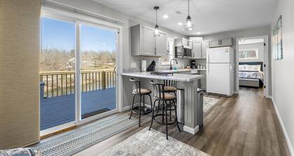 Private lake, beach & hot tub, romantic getaway or family vaca