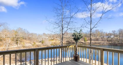 Private lake, beach & hot tub, romantic getaway or family vaca