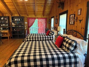 1 bedroom, iron/ironing board, travel cot, WiFi - Cowgirl Cabin • 2 Queens • AC • W/D • Wi-Fi (Selma)