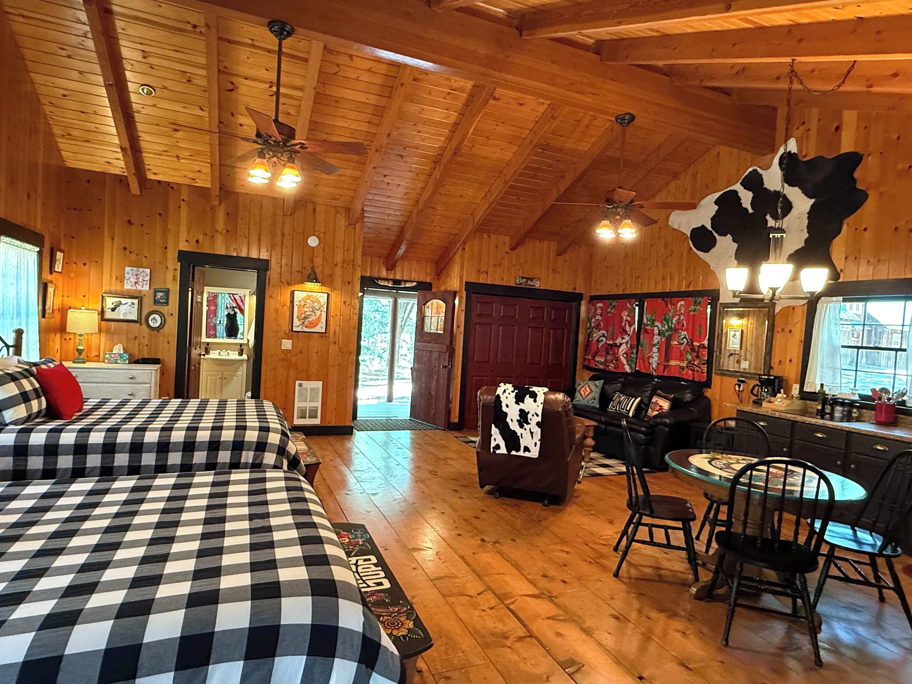 Chimenea, libros, estéreo y oficina 