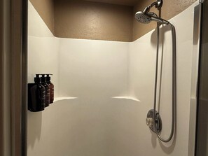 Dusche, Haartrockner, Handtücher