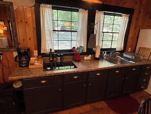Stort kylskåp, mikrovågsugn, spishäll och kaffe- och tebryggare