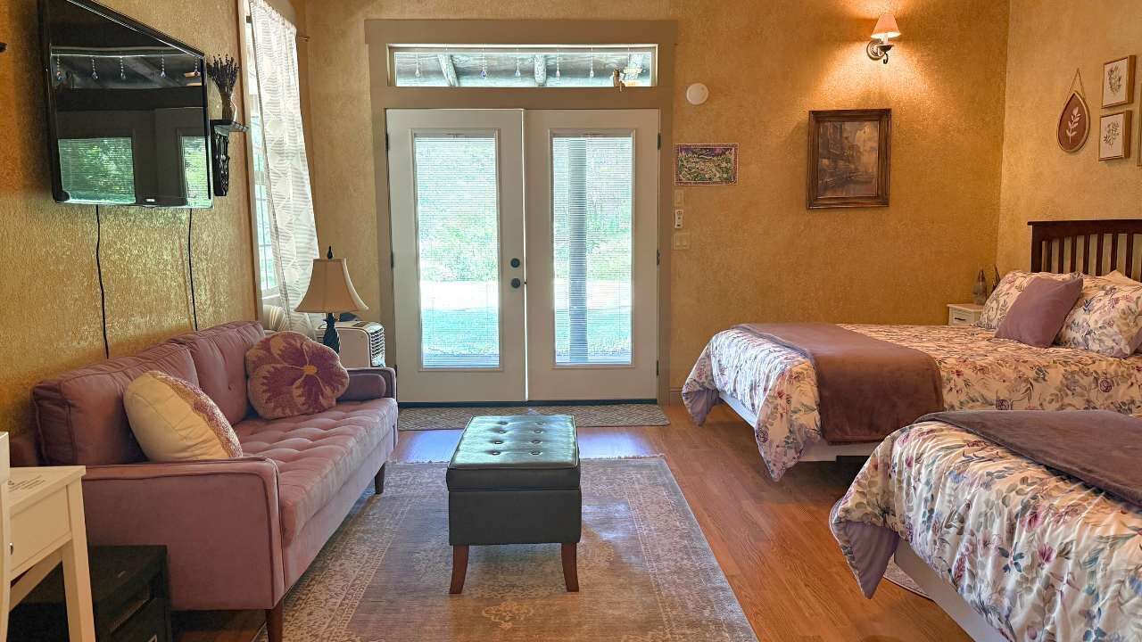 1 bedroom, desk, WiFi, bed sheets