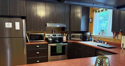 Cedar House • King Suite • Soaking Tub • WiFi • A/C