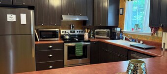 Cedar House • King Suite • Soaking Tub • WiFi • A/C