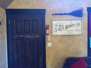 Interior - Mystic’s Cottage • Queen Cabin • Soaking Tub • Wi-Fi • AC (Selma)