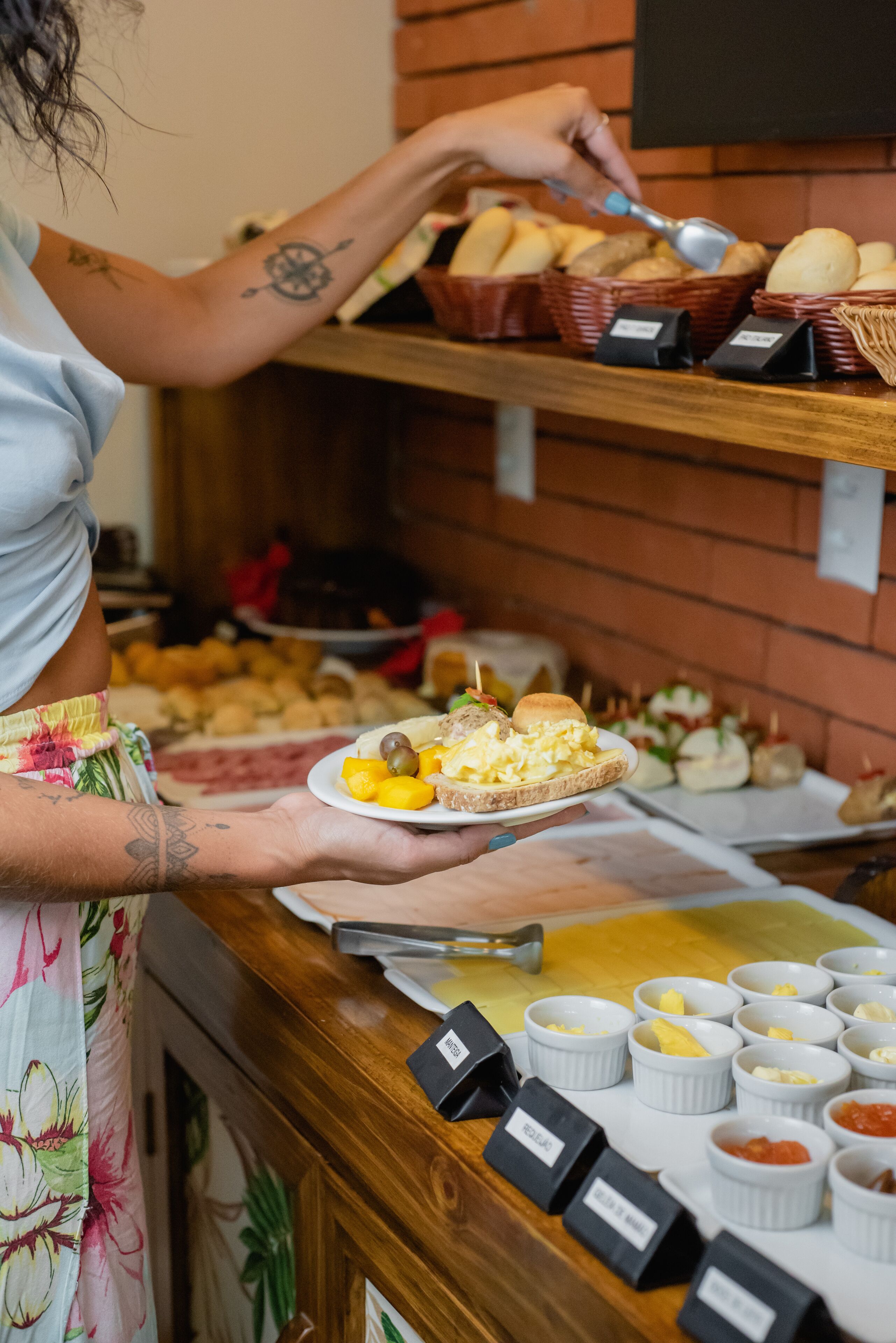 Montaje de bufé con diferentes alimentos y salsas.