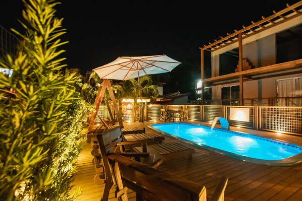 حمّام سباحة خارجي، مظلات على حمّام السباحة، مقاعد للتشمس