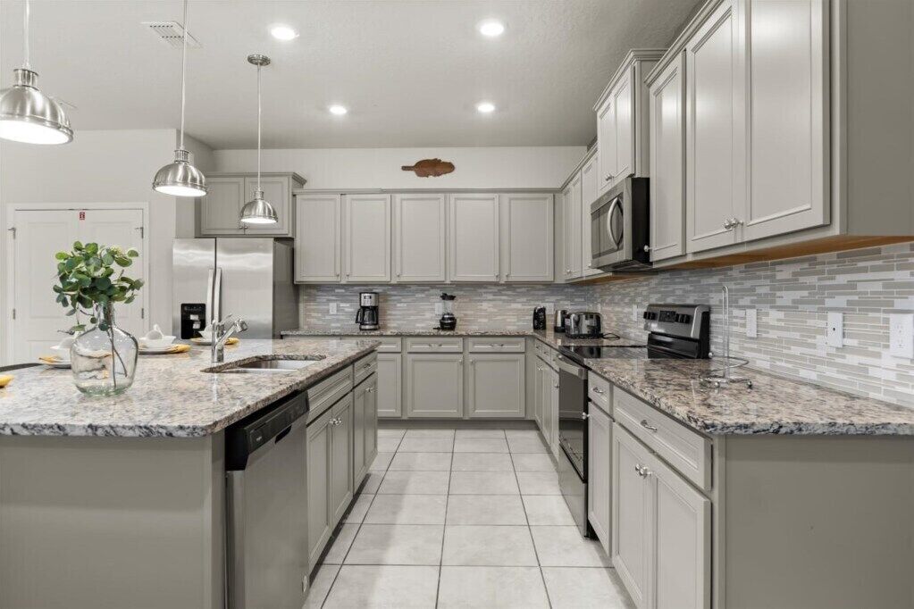 Kühlschrank, Mikrowelle, Ofen, Geschirrspüler