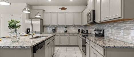 ثلاجة، ميكروويف، فرن، غسالة أطباق